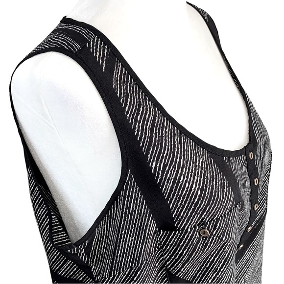 Le Chateau Sleeveless Blouse - Picture 2 of 10